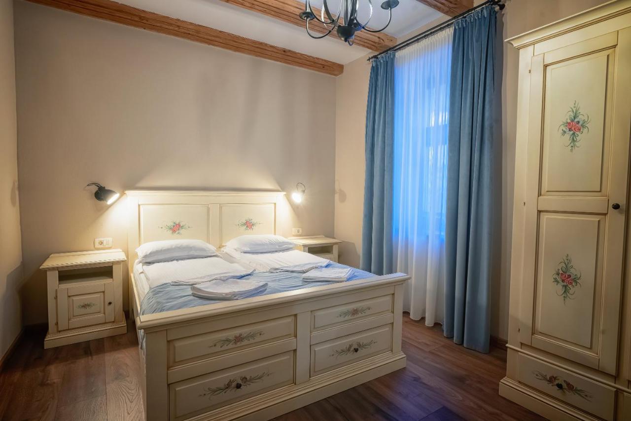 HOTEL BOUTIQUE CASA CHITIC -HOTEL AND RESTAURANT Str Johann Gott nr7 Braşov Exteriör bild